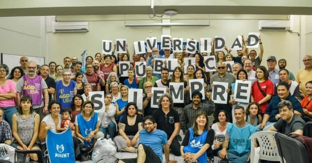 Marcha universitaria de la Patagonia Sur en defensa de la universidad pública